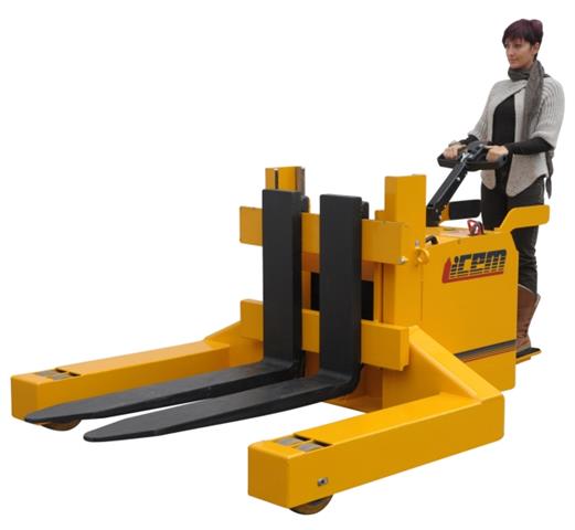 Version with straddle legs, platform and side guards for operator's safety, 6000 kg capacity. Click for larger view