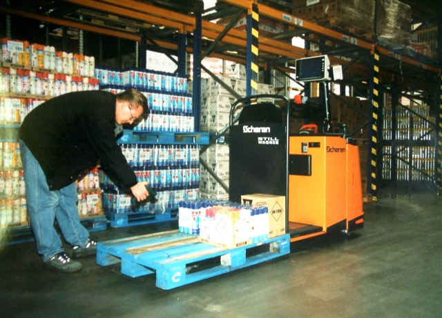 A built-in scale signals picking errors at the picking slot.