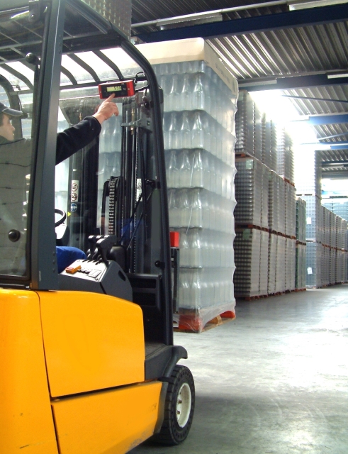 Any lift truck can be equipped with a scale. Click for larger image.