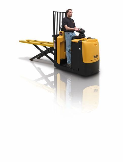 The MO20P's scissor mechanism helps reduce fatigue for operators.