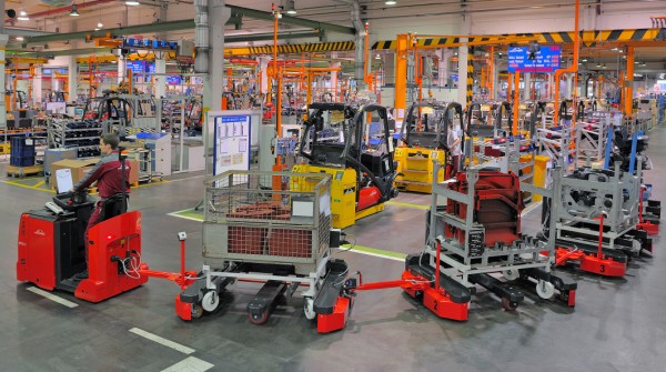 The Linde logistics train comprises a tow tractor and four specially designed trailers.