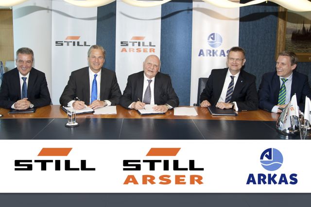 (L-R) Önder Türkkanı (CEO Arkas Group), Bert-Jan Knoef (CEO STILL GmbH), Lucien Arkas (President Arkas Group), Thomas A. Fischer (CSO STILL GmbH) and Nikolaus Michelsen (CFO STILL GmbH).