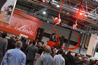 Linde treated the crowds to an aerial acrobatic display.