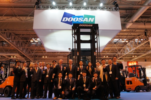 VVIPs and Staffs at DOOSAN Booth. Click for larger view.