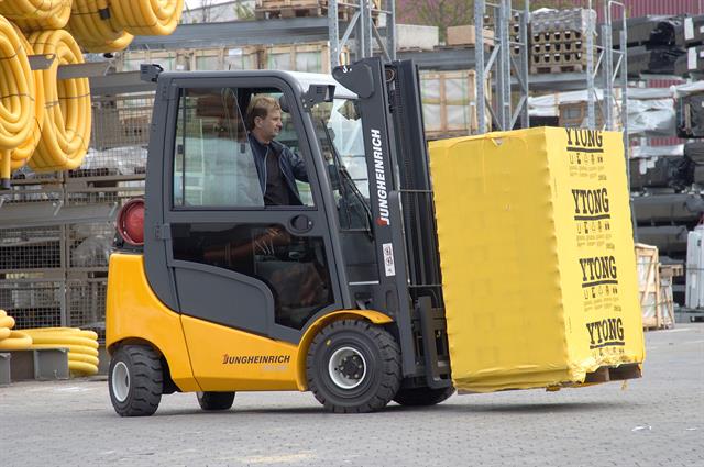 Davies Turner has taken delivery of 15 gas-powered counterbalance and seven ride-on pallet trucks.