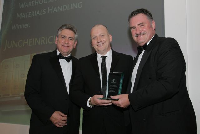 Jungheinrich staff with the CILT Award