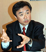 TOYOTA UNVEILS THREE-WHEEL MARKET PLAN