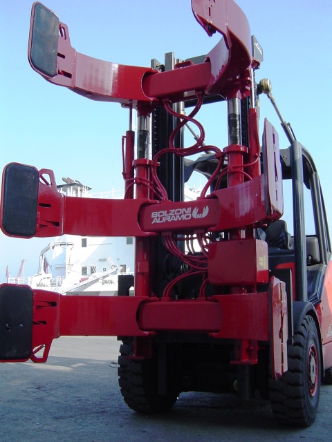 Tower Clamps with adjustable height, reducing risk of edge damages. Bolzoni Auramo products are always in continuous development for damage reduction.